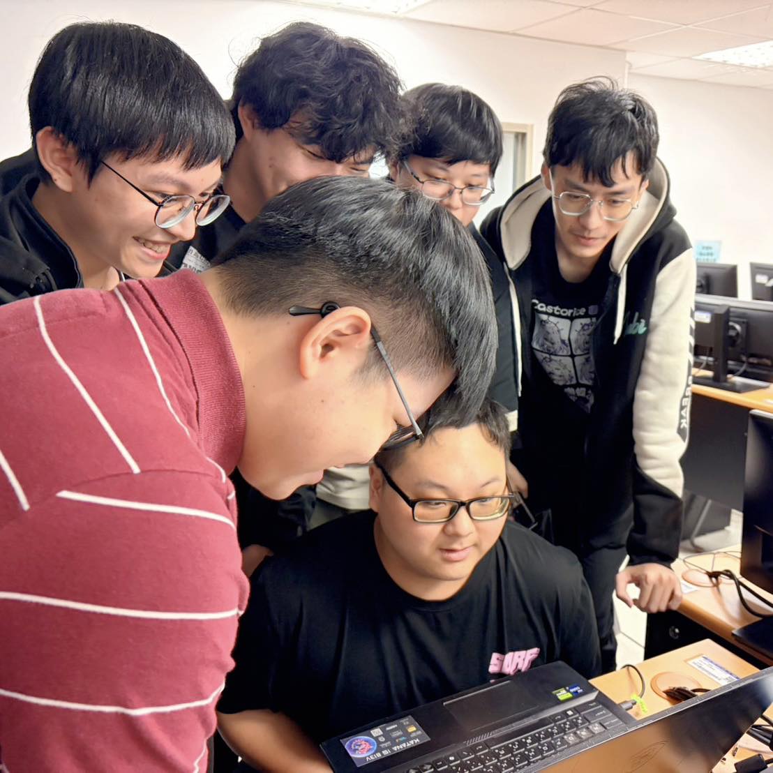 藏識科技 黃昶凱經理赴龍華科大演講 現場展示無人機模擬器激發學子創新想像